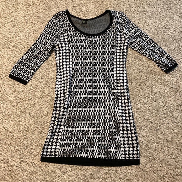 Form fitting dress - Picture 1 of 3